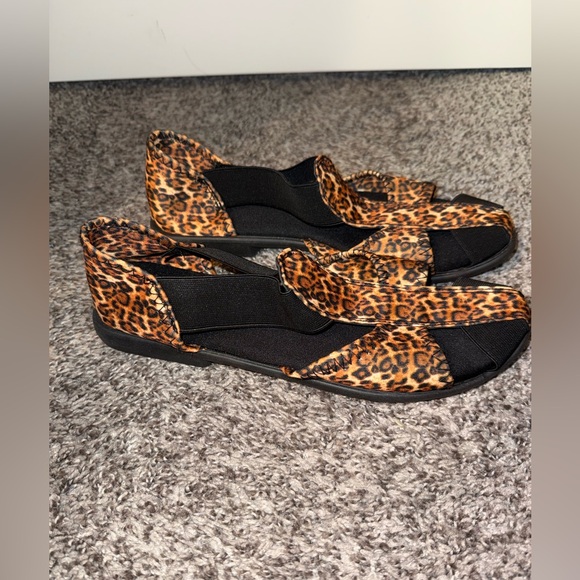 Shoes - NWOT Leopard Print Women's Flats size 9